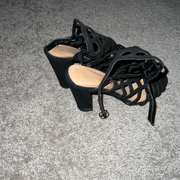 Heels - Picture 4 of 4